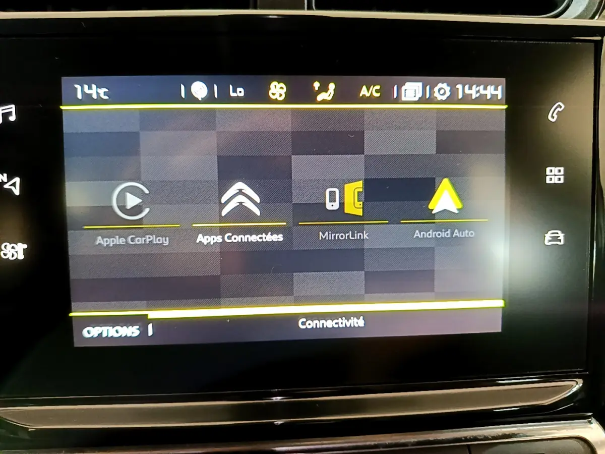 Écran tactile central de la Citroën C3 blanc 2019 affichant les options Apple CarPlay et Android Auto.