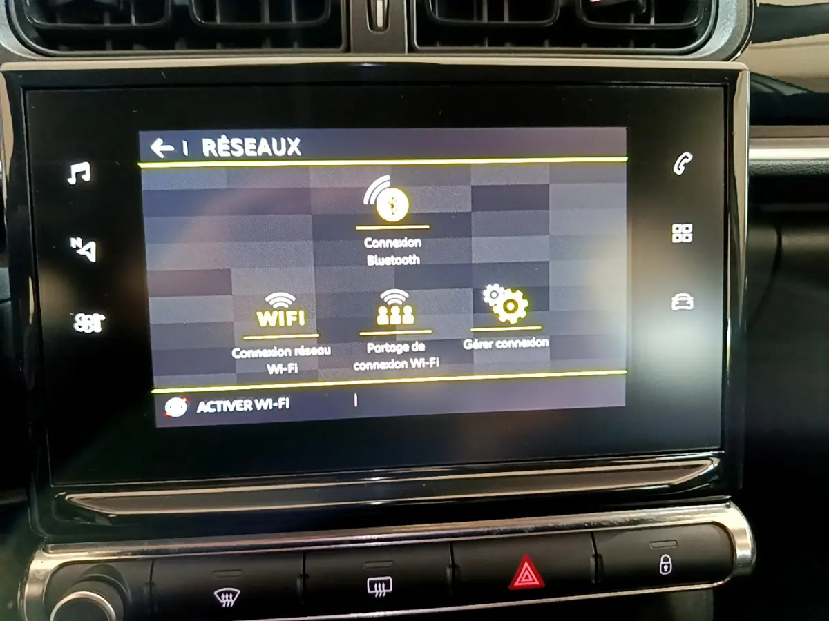 Écran tactile central affichant les options réseau dans l'habitacle d'une Citroën C3 blanche de 2019.