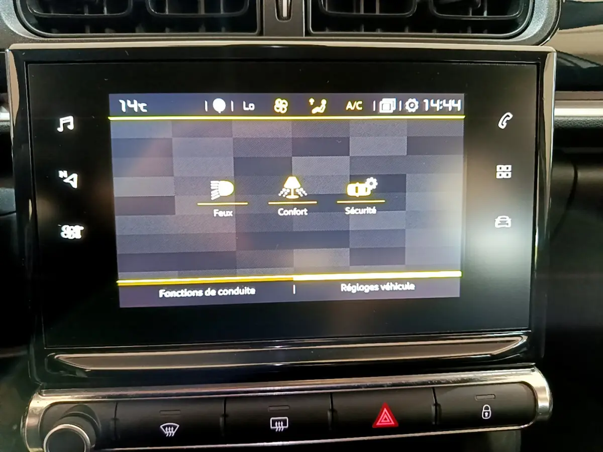 Écran tactile central de la Citroën C3 blanche 2019 affichant les réglages de conduite et sécurité.