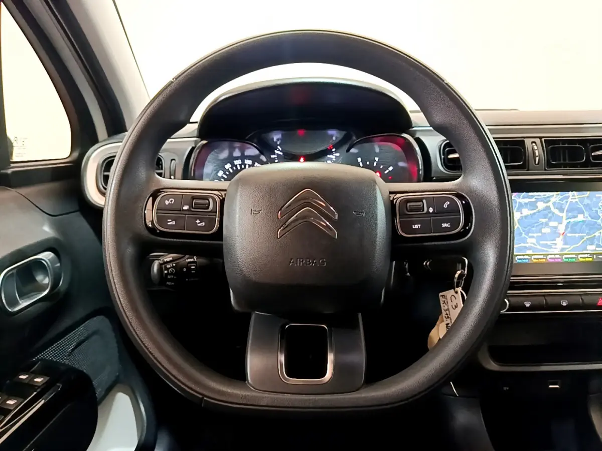 Vue frontale du volant noir de la Citroën C3 2019 avec tableau de bord et écran tactile de navigation visible à droite.