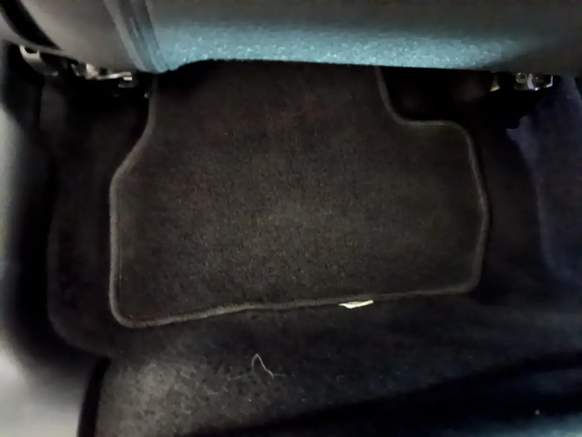 Vue rapprochée du tapis de sol noir côté conducteur dans une Citroën C3 blanche de 2019.
