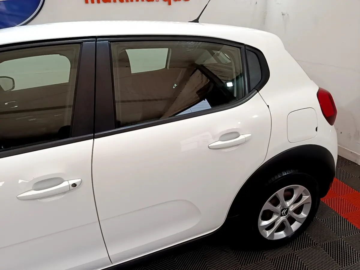 Vue latérale droite d'une Citroën C3 blanche de 2019 avec jantes alliage et poignées de porte ton caisse.
