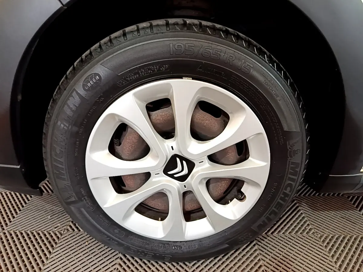 Gros plan sur la roue avant droite blanche d'une Citroën C3 2019 avec jante en alliage et logo Citroën central.