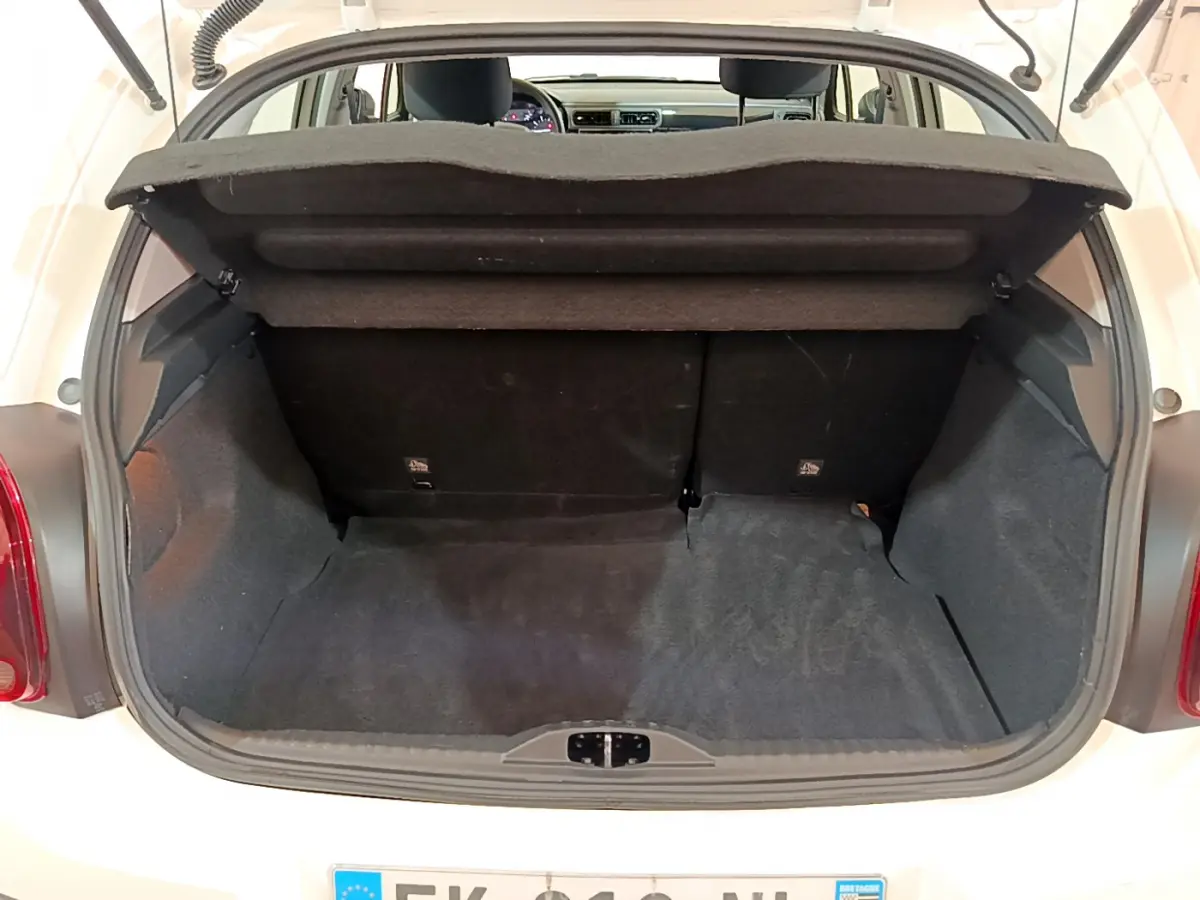 Coffre ouvert vu de l'arrière d'une Citroën C3 blanche de 2019, montrant l'espace de chargement vide.