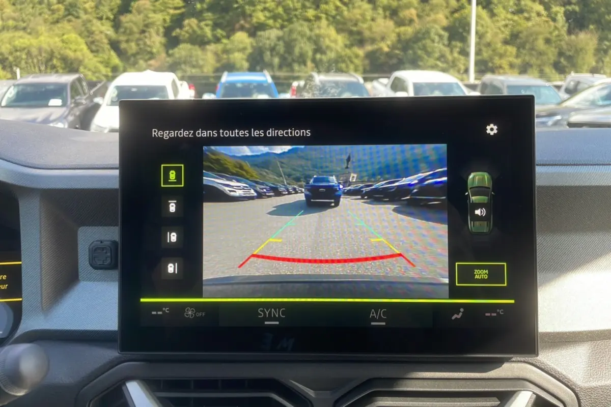 Écran multimédia du Dacia Bigster Hybrid bleu indigo montrant la caméra multiview en marche arrière.