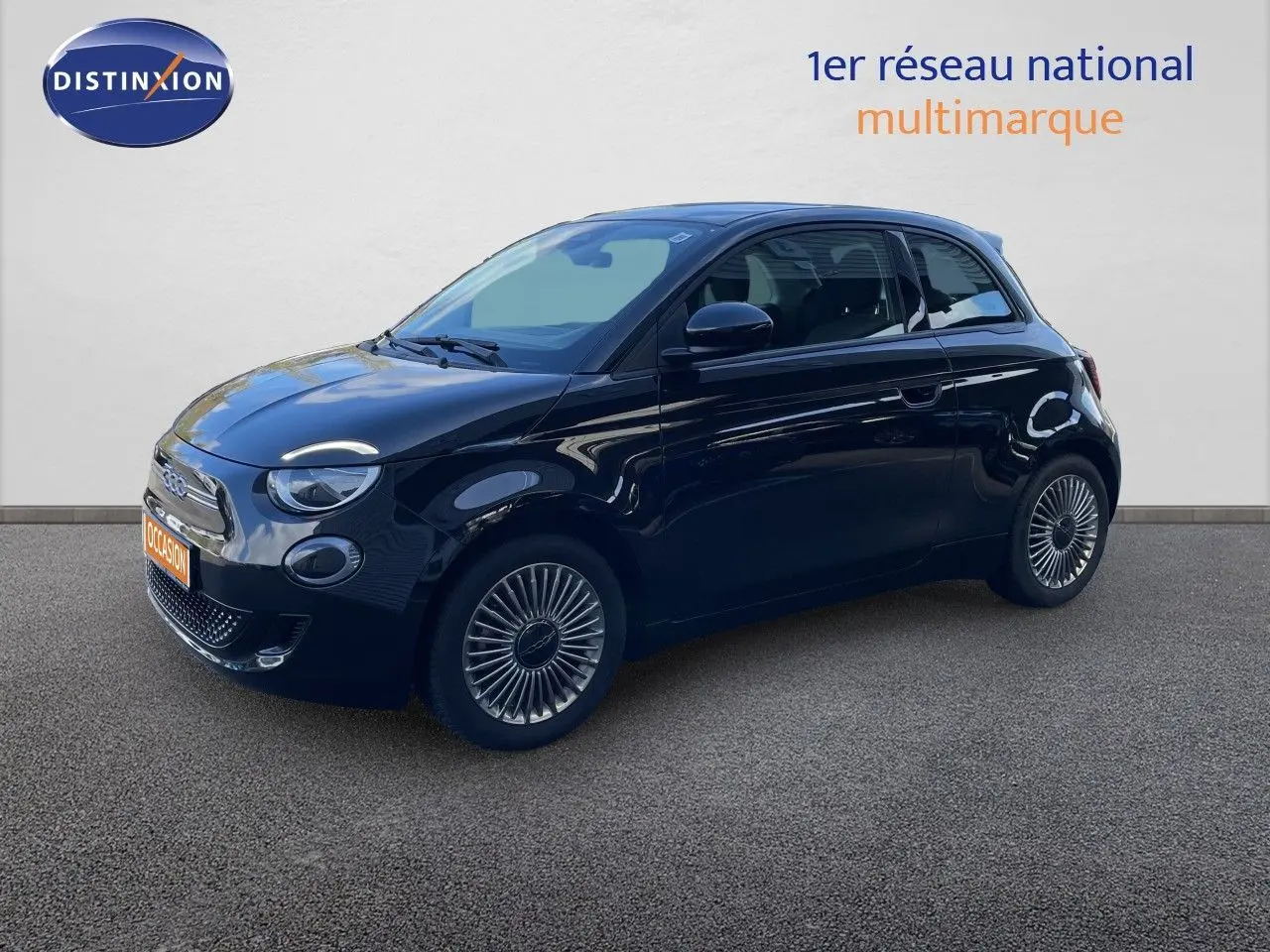 Fiat 500 électrique noire vue 3/4 avant droit, avec jantes stylisées et calandre épurée sur fond neutre.
