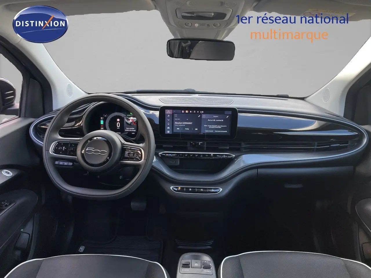 Vue intérieure avant du tableau de bord noir brillant et volant cuir de la FIAT 500 électrique 2023.