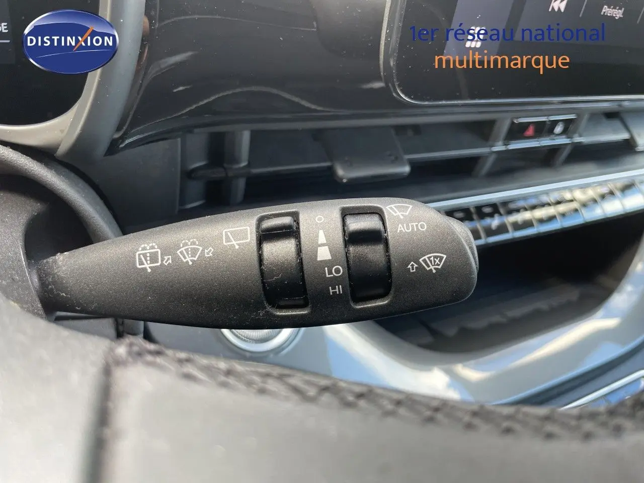Gros plan sur la commande d’essuie-glace dans l’habitacle noir du Fiat 500 électrique 2023.