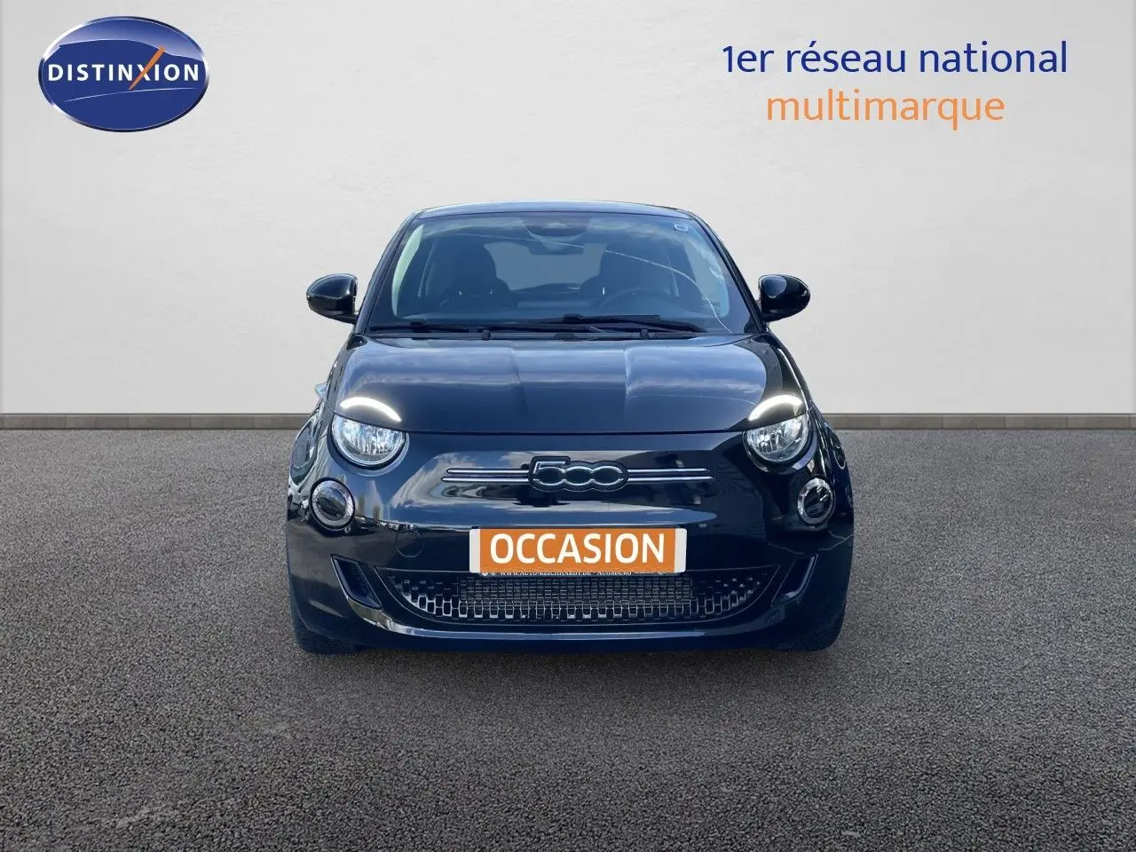 Vue frontale d'une Fiat 500 électrique noire 2023 avec logo distinctif et plaque "OCCASION" visible.