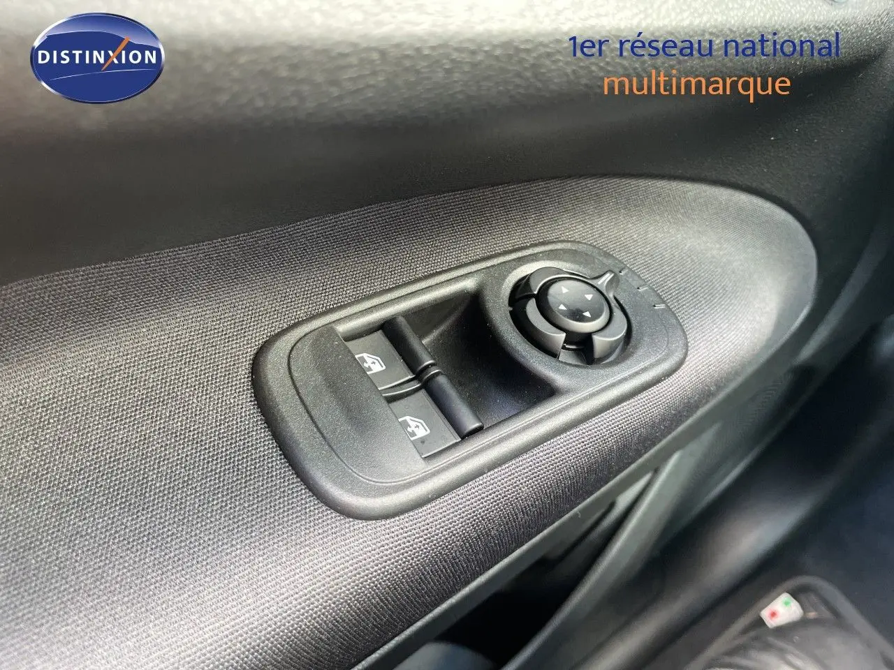 Détail des commandes de lève-vitres et réglage des rétroviseurs sur la porte côté gauche d'une Fiat 500 électrique noire 2023.