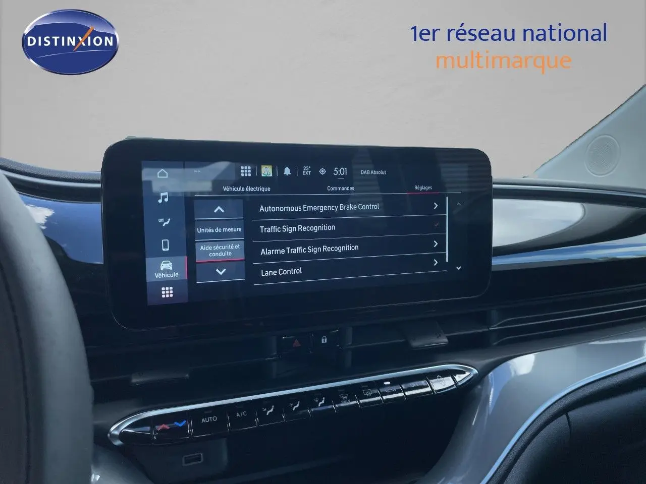Écran tactile central affichant les aides à la conduite dans l’habitacle noir d’une Fiat 500 électrique 2023.
