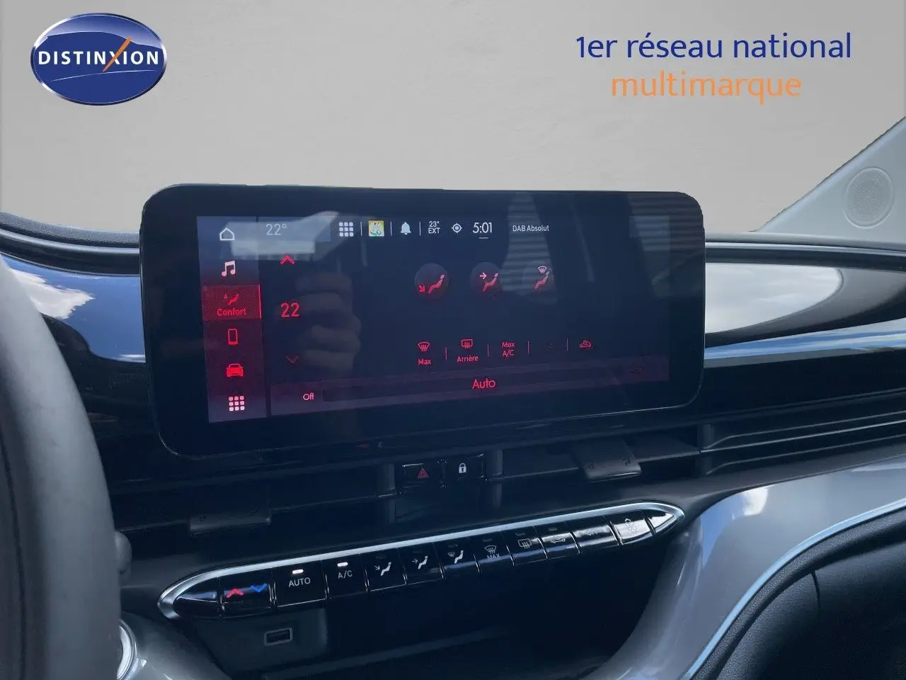Écran tactile central affichant la climatisation automatique dans l'habitacle moderne d'une Fiat 500 électrique noire.