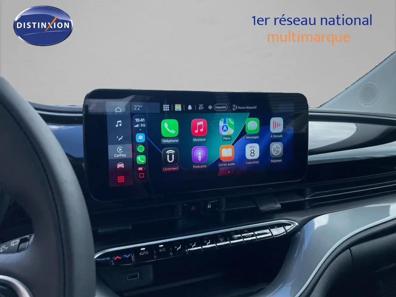 Vue intérieure du tableau de bord de la Fiat 500 électrique 2023 avec écran tactile central et commandes climatisation.