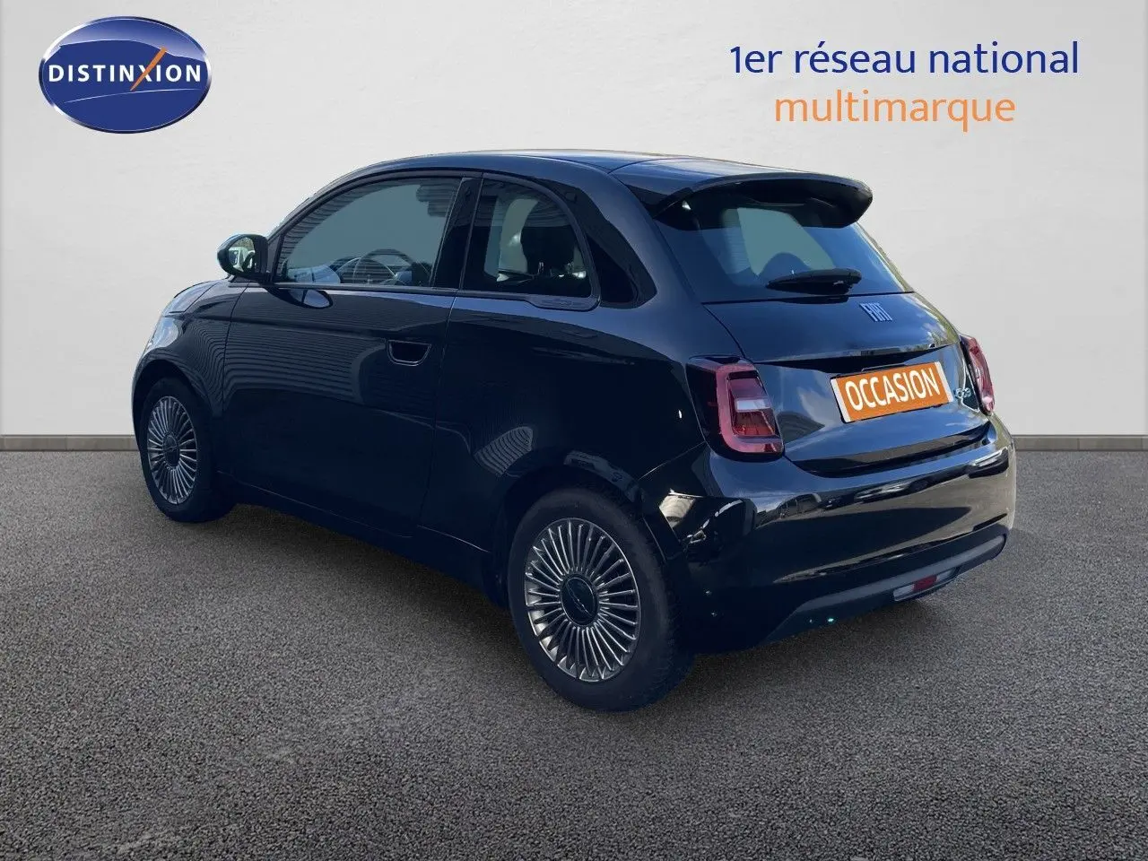 Fiat 500 électrique noire vue 3/4 arrière droit, avec jantes spécifiques et logo "OCCASION" sur le coffre.