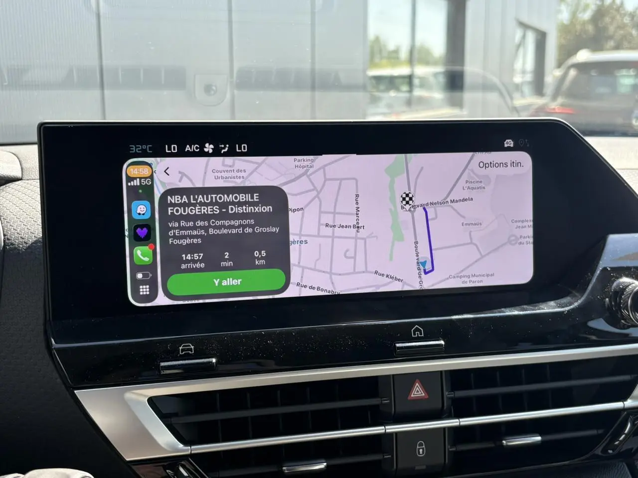 Vue intérieure du tableau de bord de la Citroën C4 Hybrid 145 e-DSC6 Max 2025 avec écran tactile GPS affichant un itinéraire.