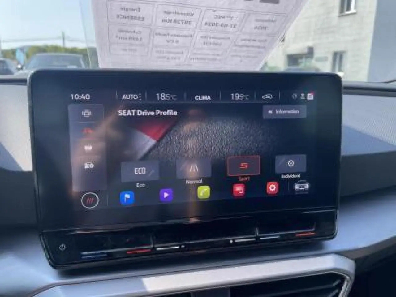 Écran tactile central du tableau de bord du SEAT Leon blanc Nevada 2024 affichant les modes de conduite.