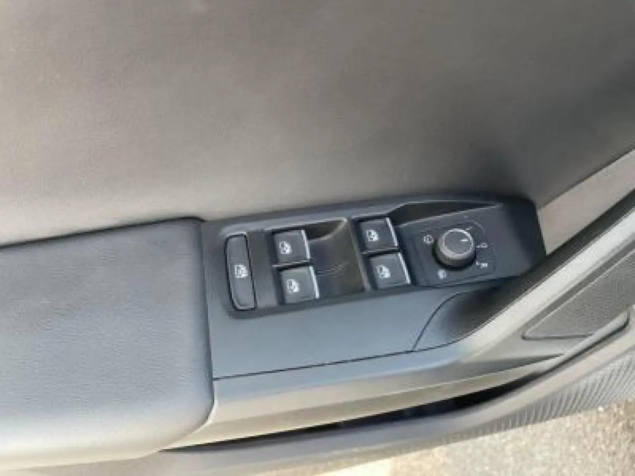 Panneau de porte côté conducteur de la SEAT LEON blanc Nevada avec commandes des vitres et rétroviseurs électriques.