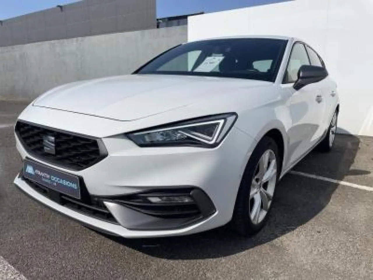 SEAT Leon IV blanc Nevada vue 3/4 avant droit, avec calandre noire et jantes alliage 17 pouces.