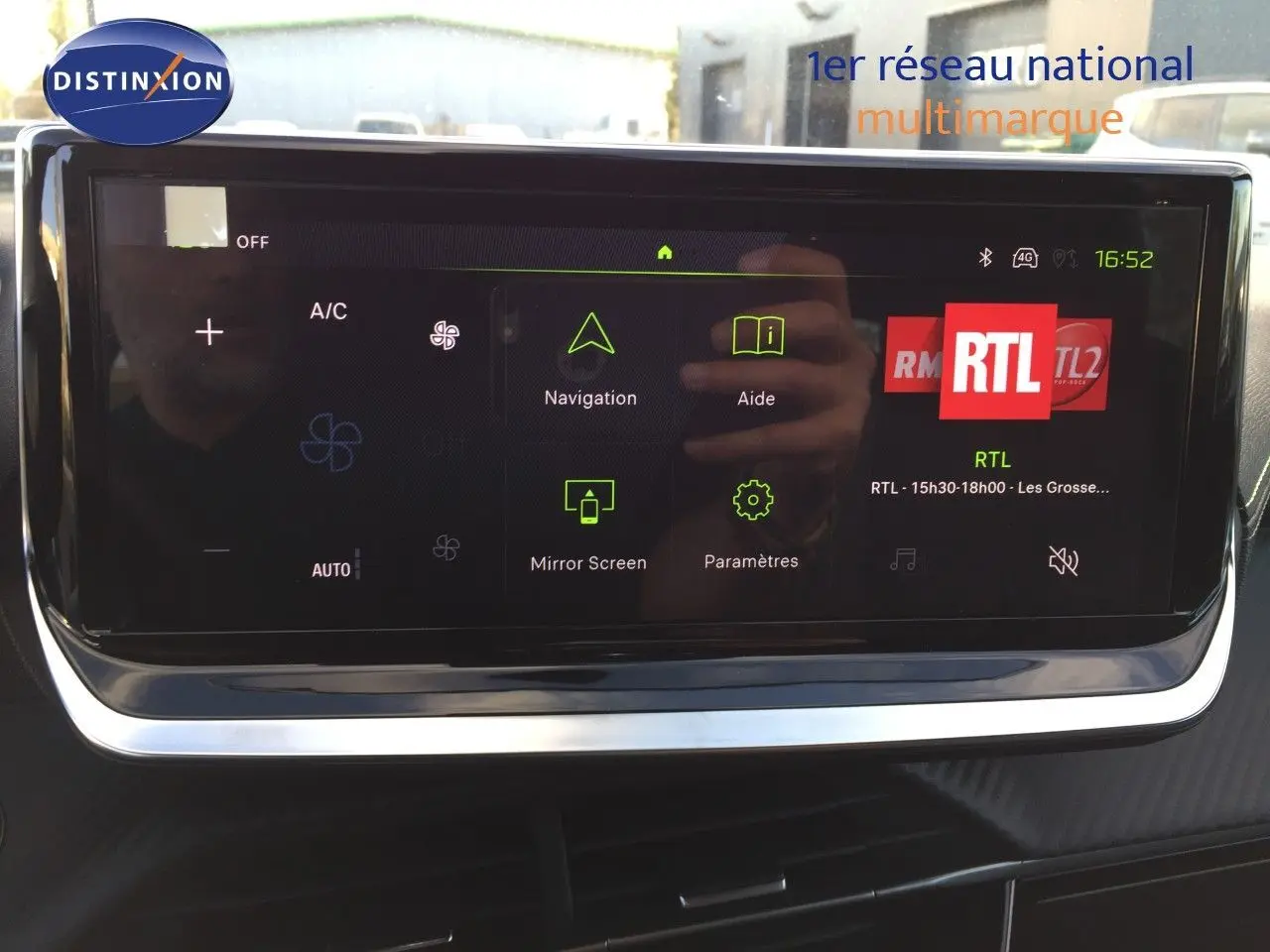 Écran tactile central du Peugeot 208 gris Artense, affichant les options de navigation, aide et radio RTL.