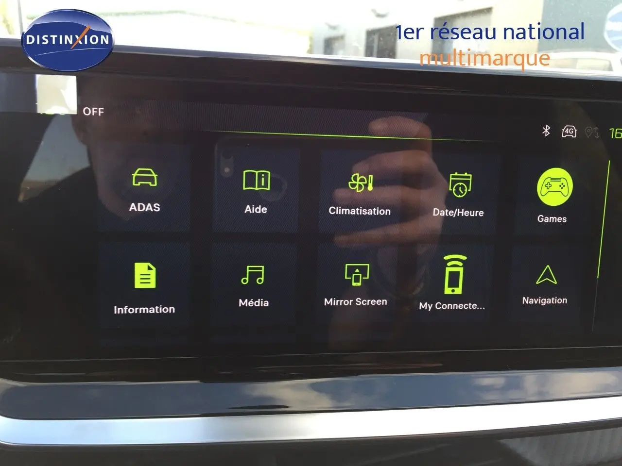 Écran tactile central de la Peugeot 208 2025 affichant les options ADAS, climatisation, navigation et médias.