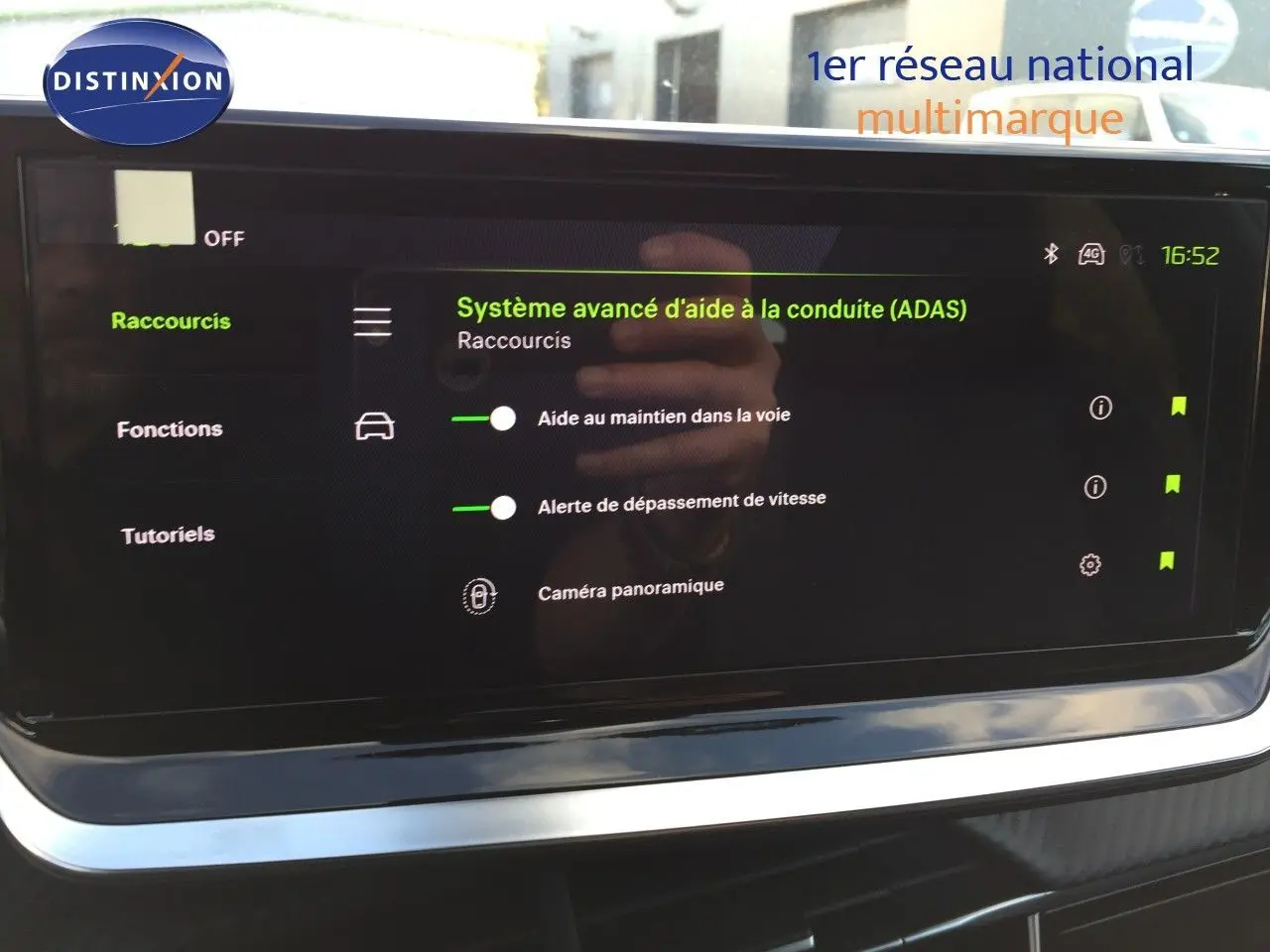 Écran tactile du système d'aide à la conduite affichant les options ADAS dans l'habitacle d'une Peugeot 208 2025.