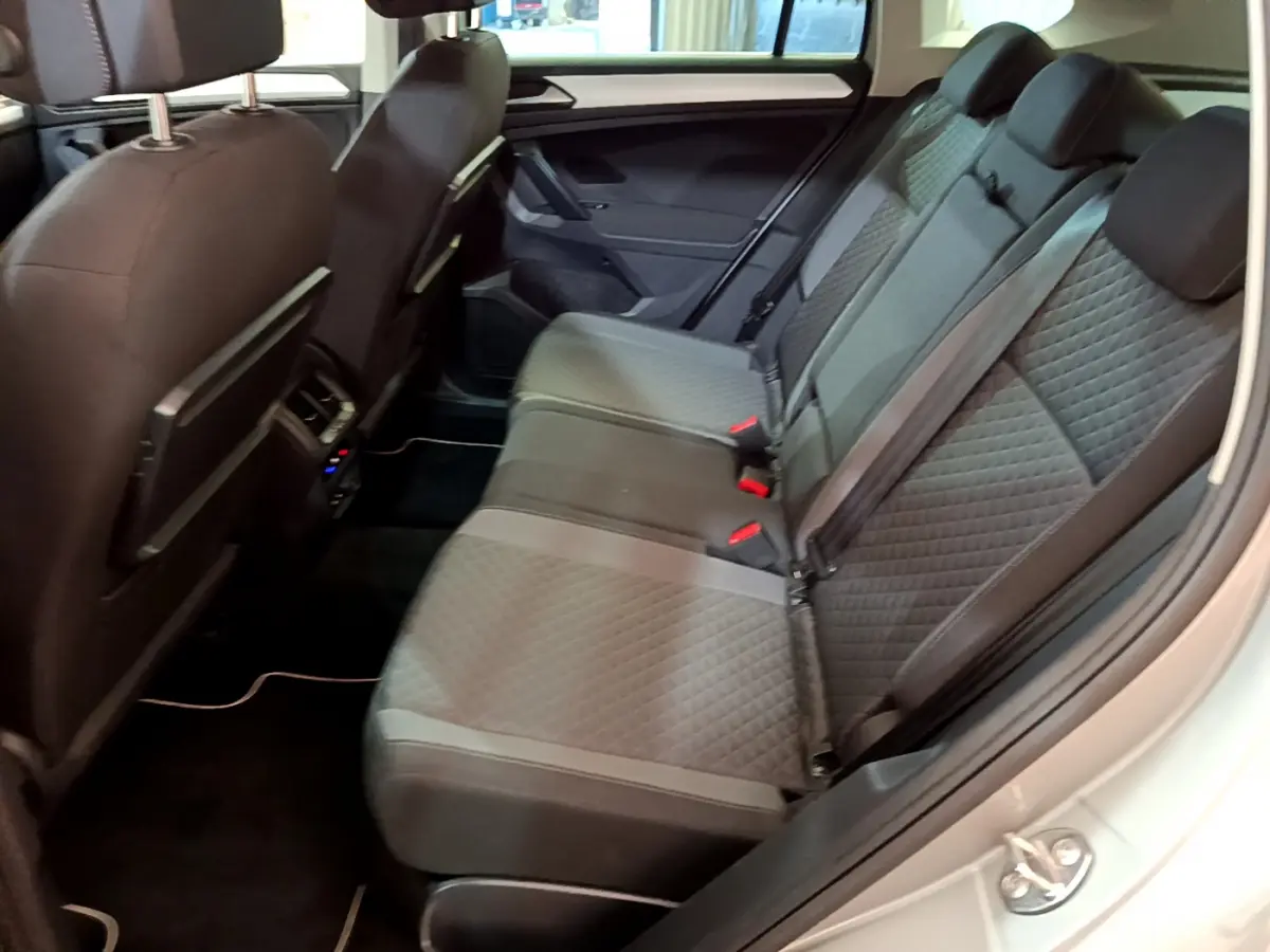 Vue intérieure côté droit des sièges arrière gris foncé matelassés du Volkswagen Tiguan 2020 Confortline Business.