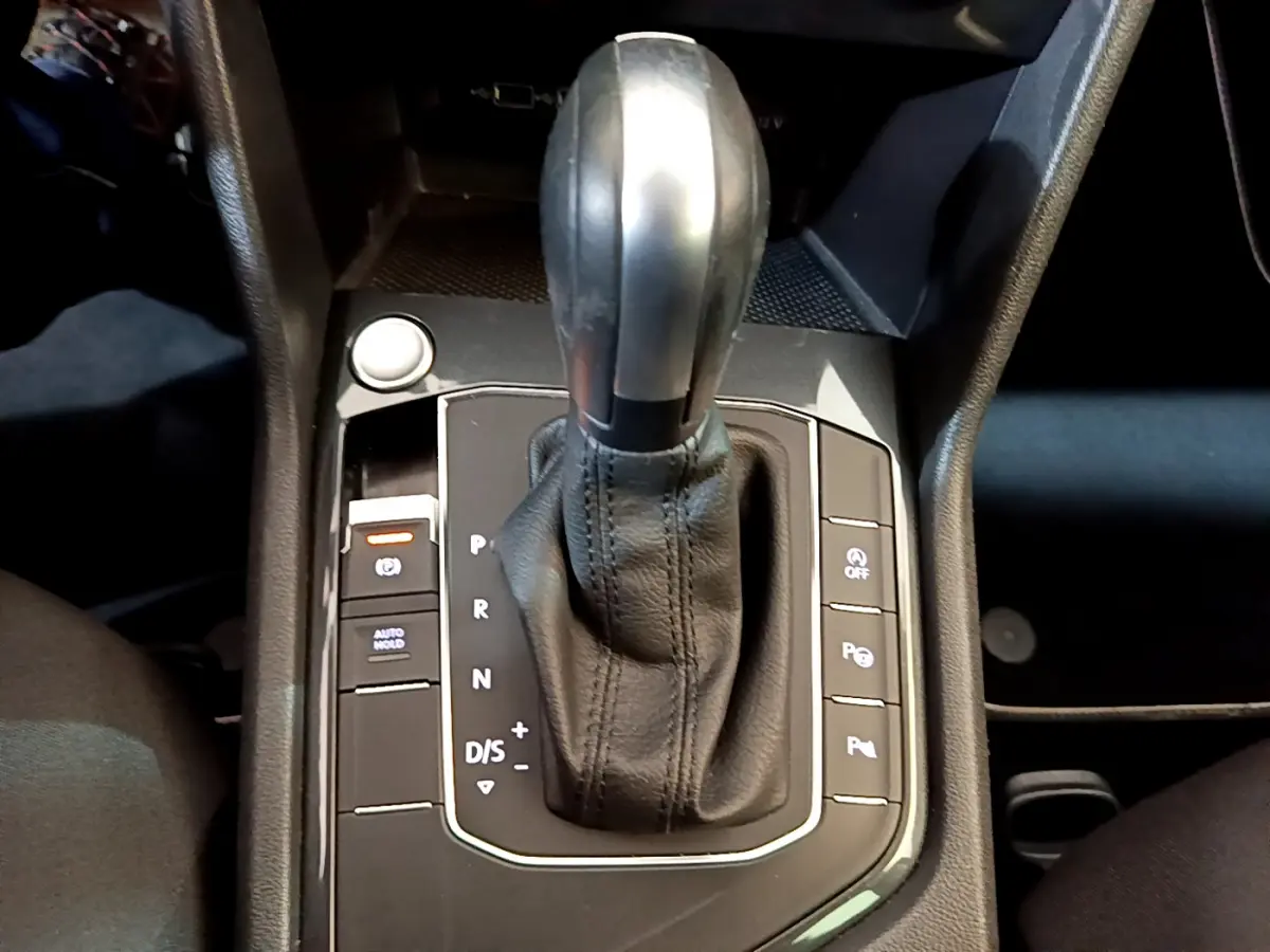 Vue rapprochée de la commande de boîte automatique cuir noir du Volkswagen Tiguan 2.0 TDI 150 DSG7 gris clair de 2020.