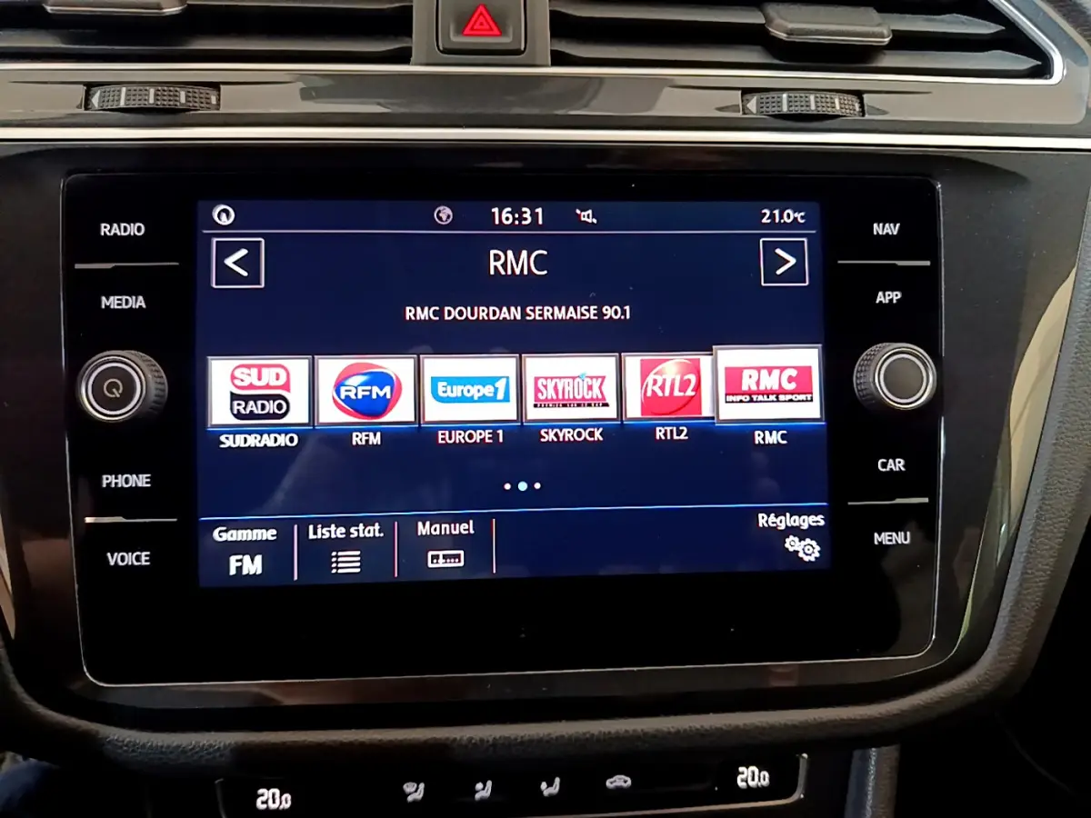 Écran tactile central affichant les stations radio dans l’habitacle du Volkswagen Tiguan gris clair de 2020.