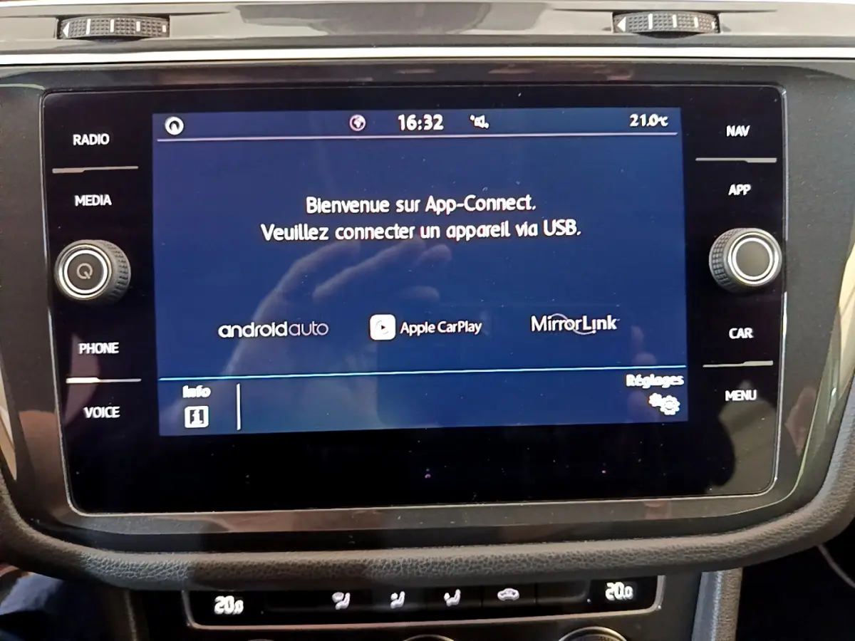 Écran tactile central de la Volkswagen Tiguan 2020 affichant l'accueil App-Connect avec options Apple CarPlay et Android Auto.