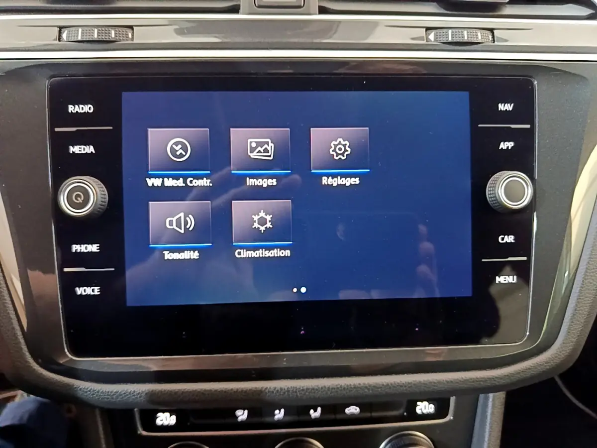 Écran tactile central du Volkswagen Tiguan 2020 affichant les menus médias, images, réglages, tonalité et climatisation.