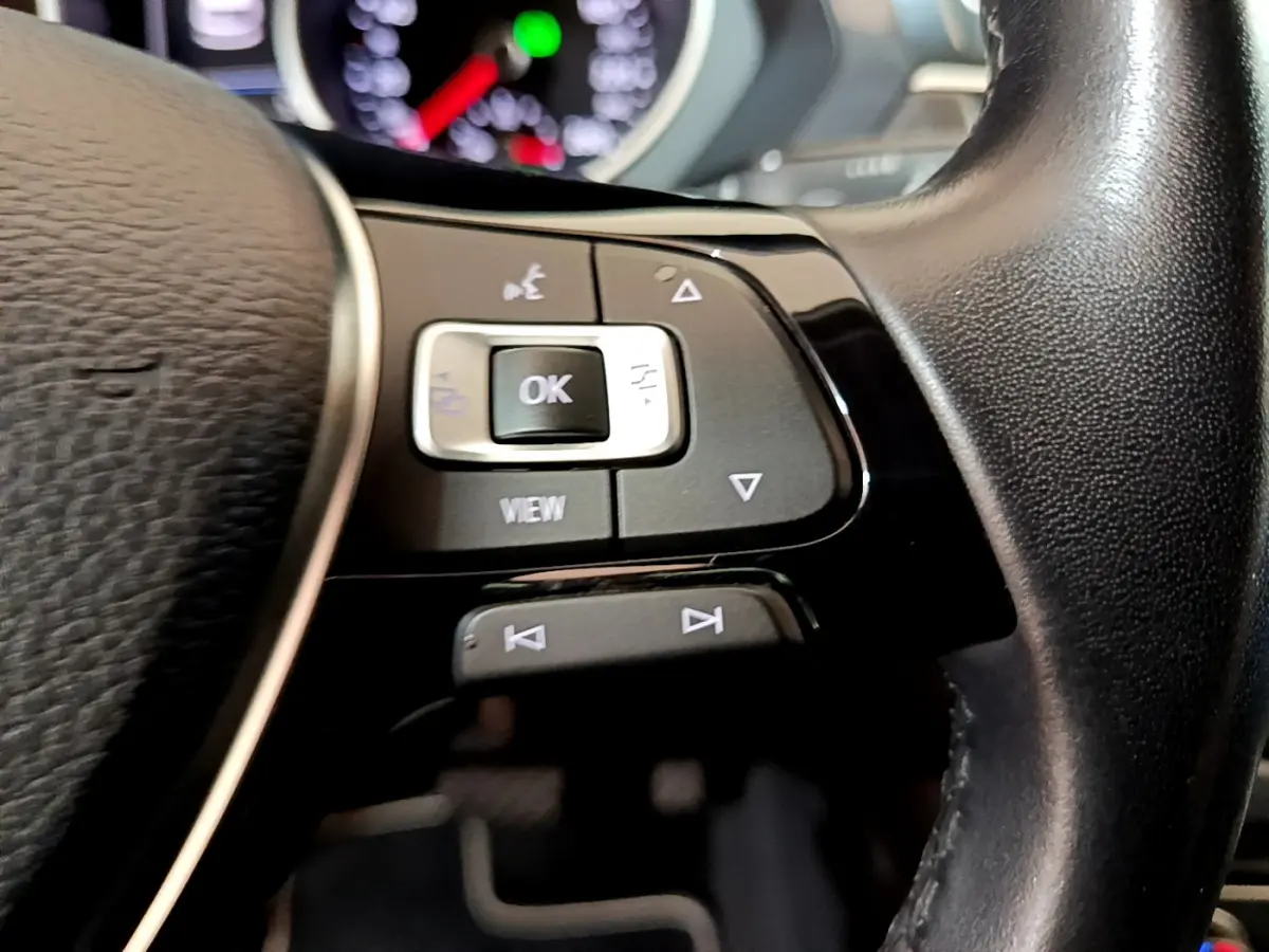 Gros plan sur les commandes gauche du volant cuir noir du Volkswagen Tiguan 2.0 TDI 150 DSG7 Confortline Business 2020.