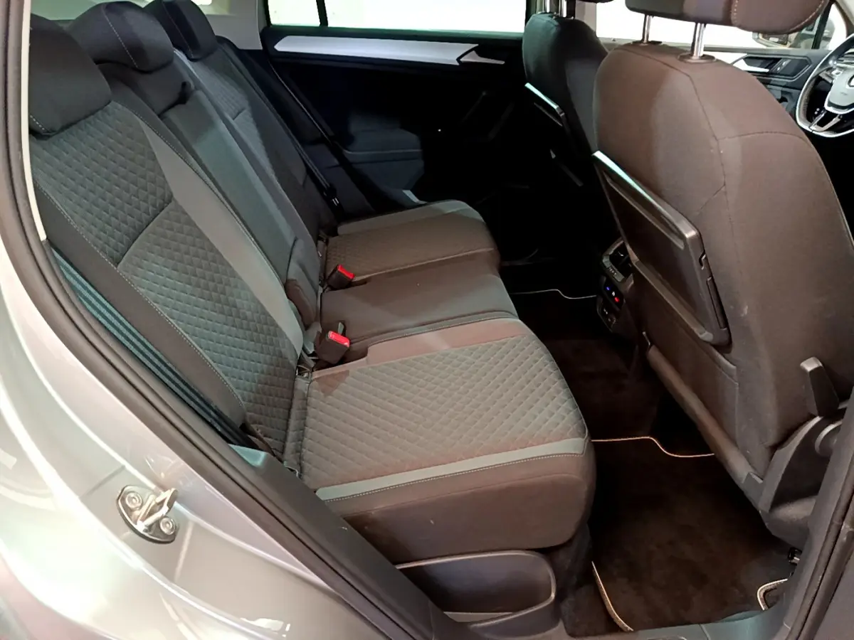Vue intérieure côté gauche des sièges arrière gris foncé du Volkswagen Tiguan 2.0 TDI 150 DSG7 Confortline Business 2020.