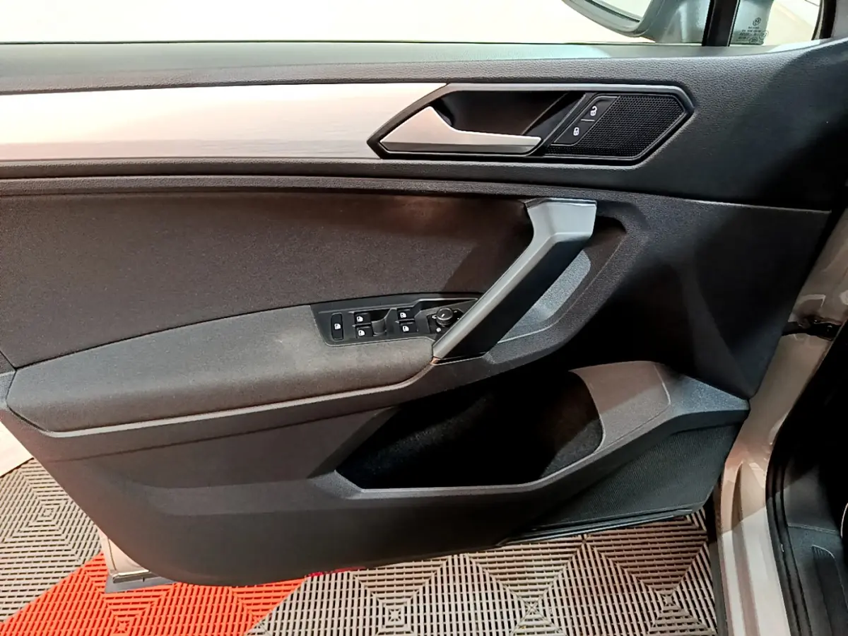 Panneau de porte côté conducteur gris clair du Volkswagen Tiguan 2020 avec commandes de vitres et verrouillage.