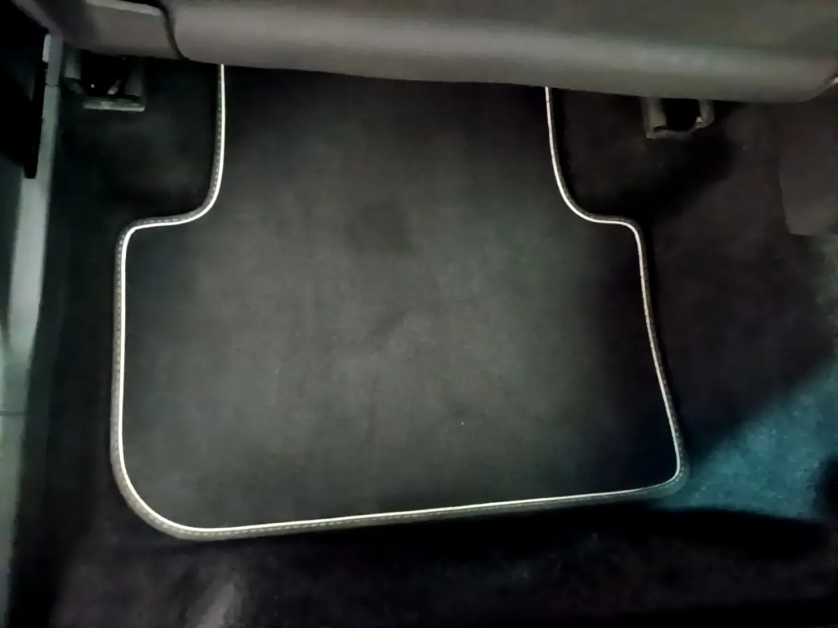 Tapis de sol noir avec surpiqûres blanches côté conducteur du Volkswagen Tiguan gris clair 2020