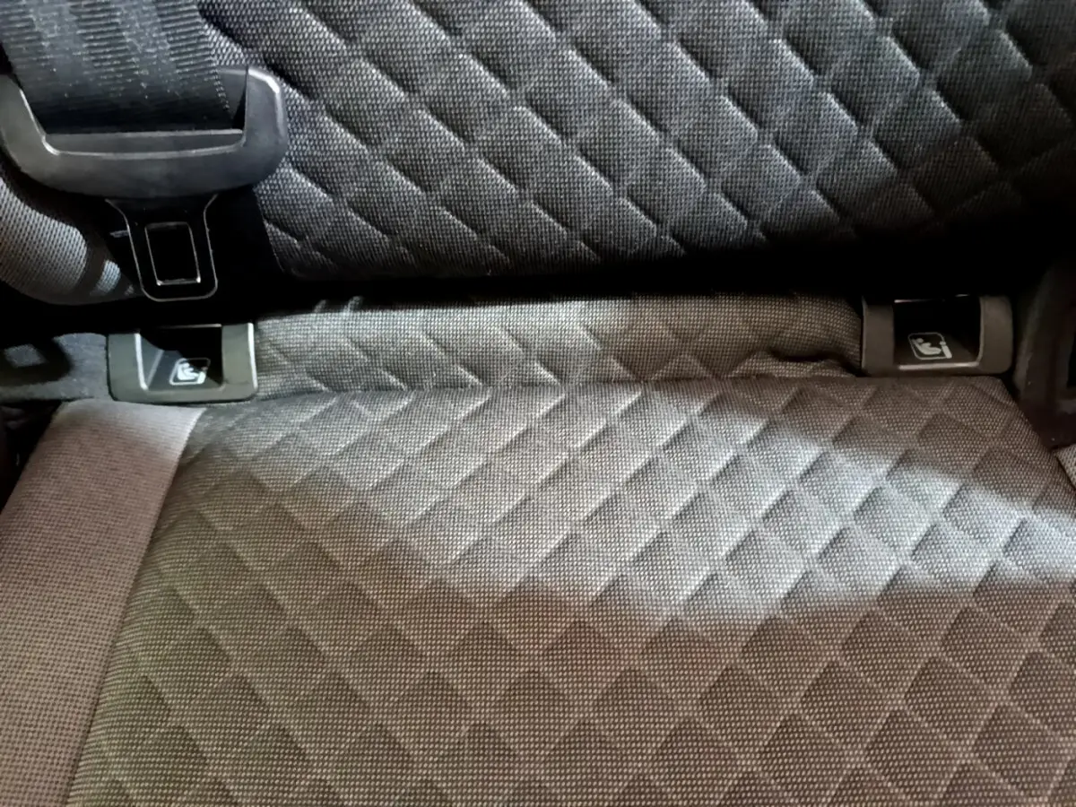 Détail de la banquette arrière gris foncé matelassée du Volkswagen Tiguan 2020 côté isofix