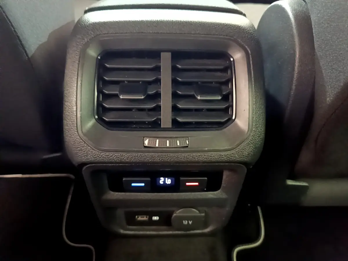 Détail de la console arrière du Volkswagen Tiguan 2020 gris clair avec ventilation et commandes climatisation digitale