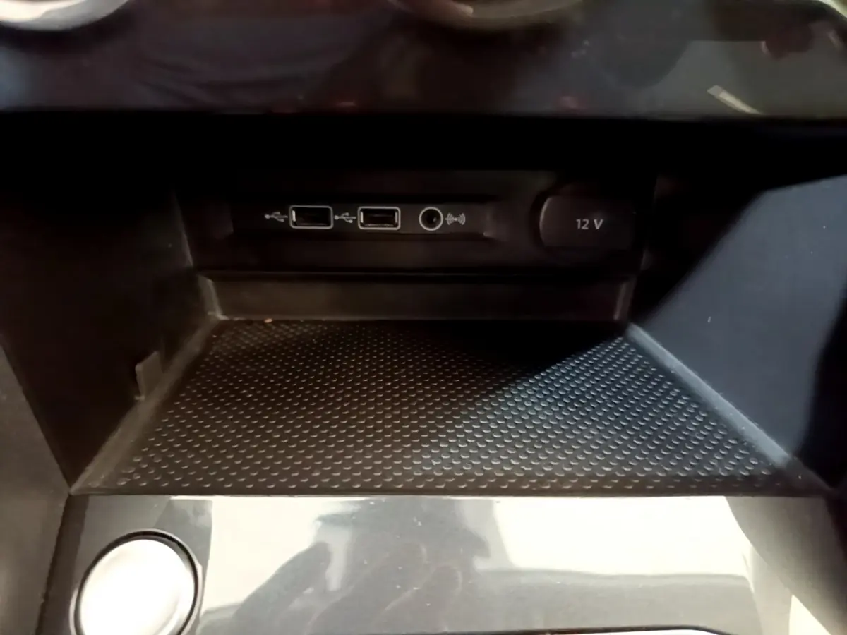 Prise 12V et ports USB dans le rangement central du Volkswagen Tiguan 2.0 TDI 150 DSG7 Confortline Business 2020 gris clair