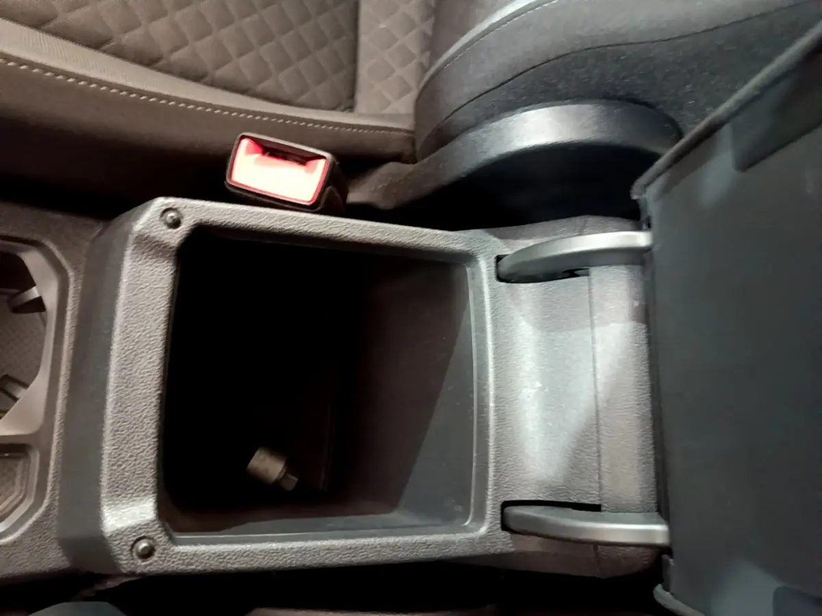 Vide-poche central ouvert avec accoudoir et siège tissu gris clair du Volkswagen Tiguan 2020 côté droit