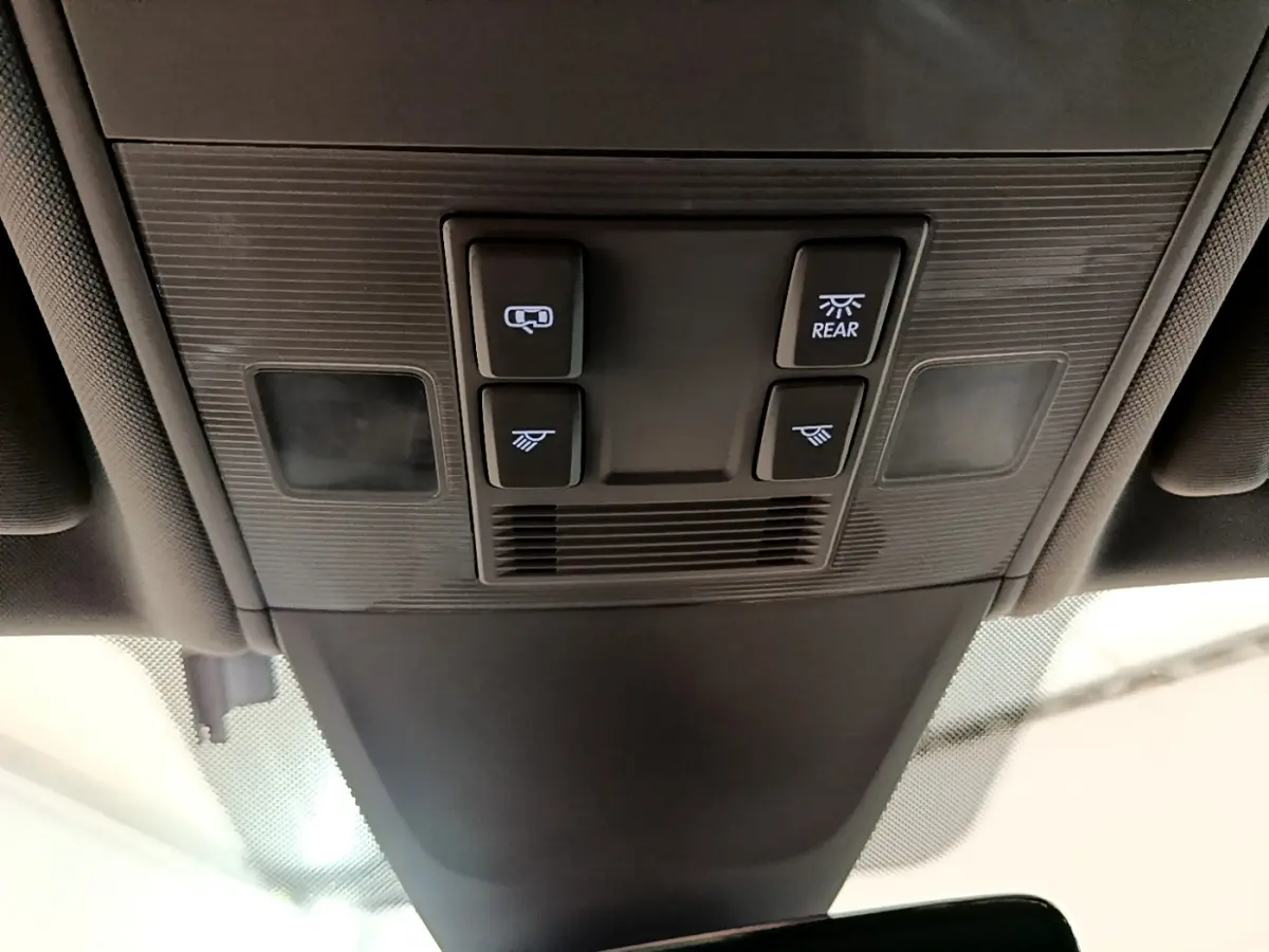 Vue en gros plan du plafonnier intérieur gris foncé du Volkswagen Tiguan 2020 avec boutons d'éclairage et ventilation.