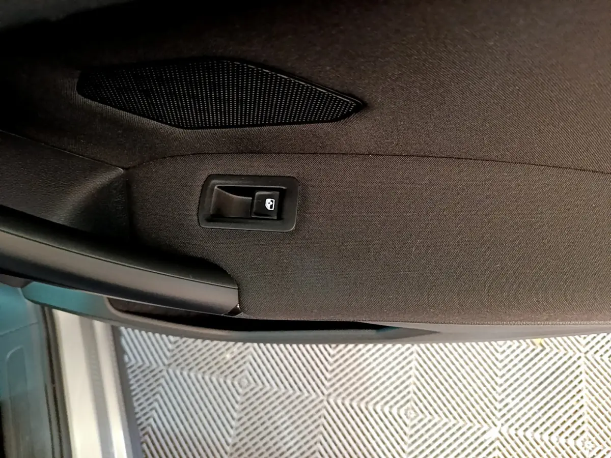 Détail de la poignée intérieure de porte côté gauche du Volkswagen Tiguan gris clair 2020 vue de près