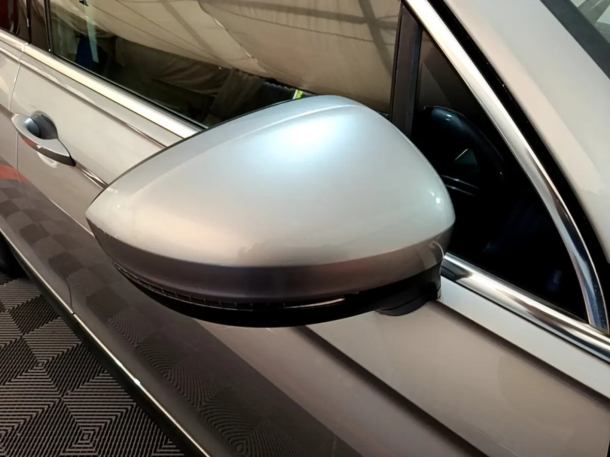 Rétroviseur côté gauche gris clair du Volkswagen Tiguan 2.0 TDI 150 DSG7 Confortline Business 2020, vue rapprochée.