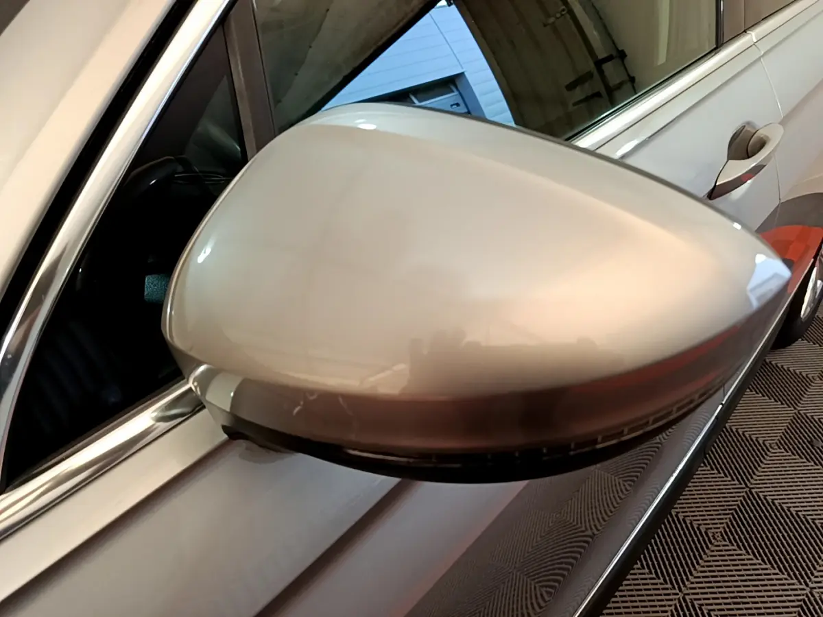 Rétroviseur côté gauche gris clair du Volkswagen Tiguan 2020 avec clignotant intégré, vue rapprochée en angle avant.