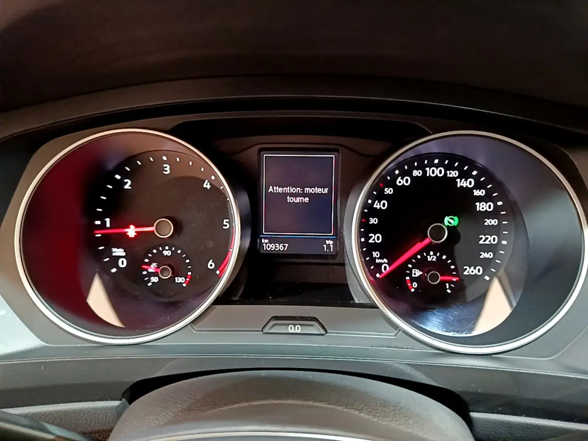 Tableau de bord du Volkswagen Tiguan 2020 avec compte-tours, vitesse, jauge carburant et écran d'alerte moteur.