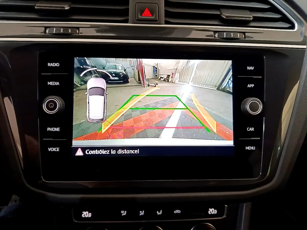 Vue intérieure du tableau de bord du Volkswagen Tiguan 2020 avec écran tactile affichant la caméra de recul en action.