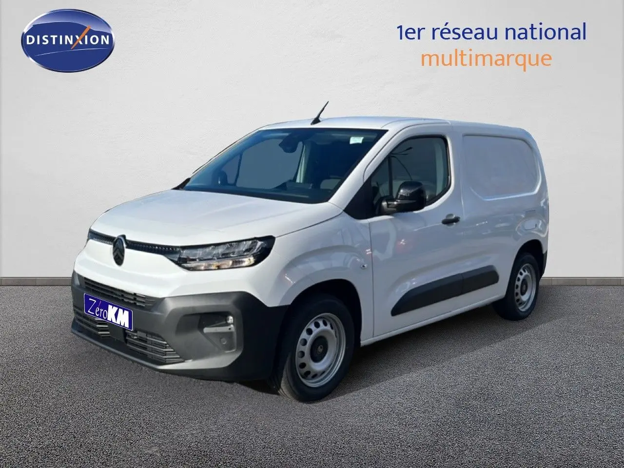 Citroën Berlingo Van blanc icy en 3/4 avant droit, avec bouclier noir et jantes acier simples.