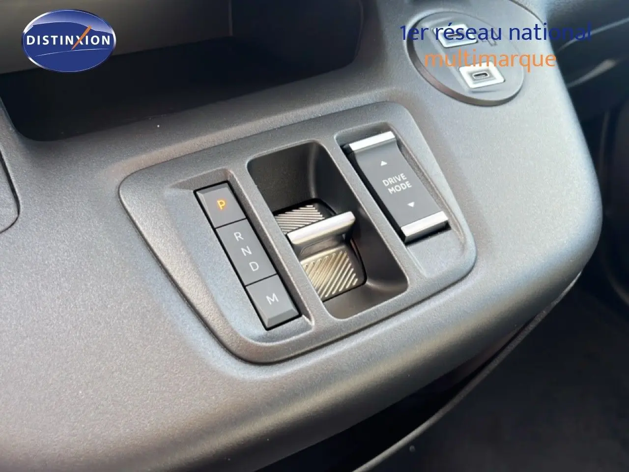 Gros plan sur la console centrale noire du Citroën Berlingo 2025 avec commandes boîte auto et mode de conduite.