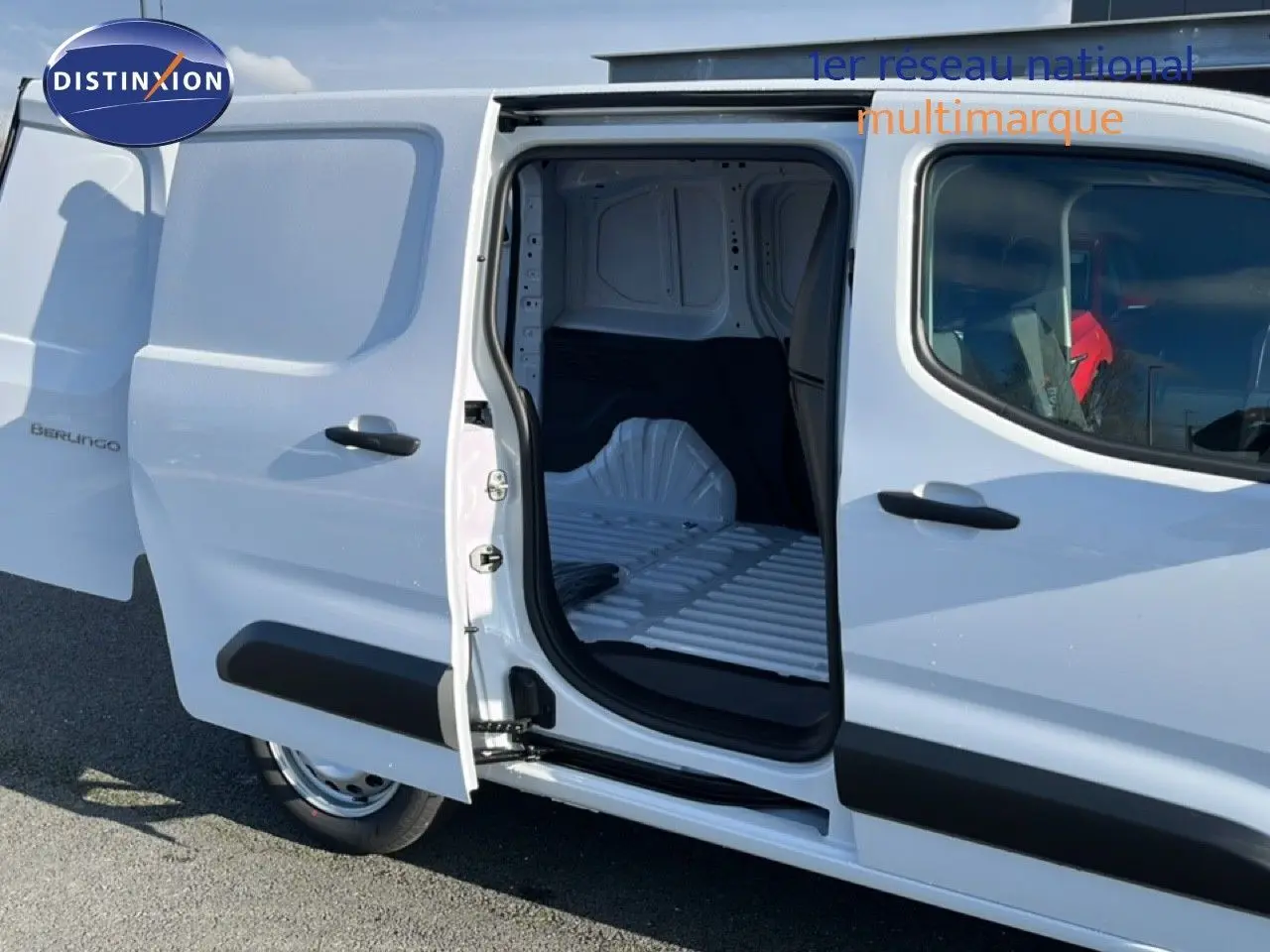 Vue latérale droite d’un Citroën Berlingo blanc icy 2025 avec porte coulissante ouverte montrant l’espace de chargement vide.