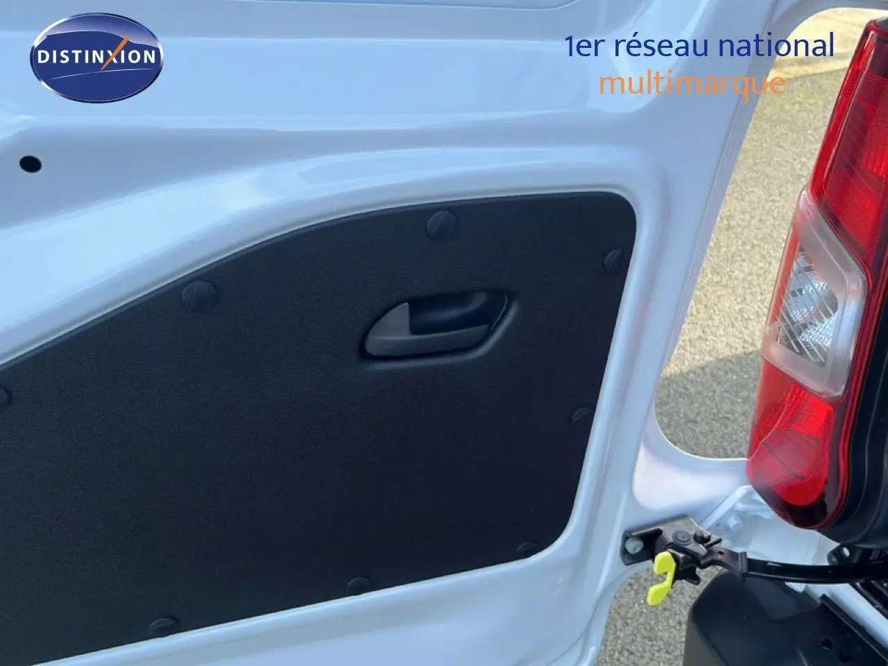 Gros plan sur l’intérieur de la porte arrière droite blanche du Citroën Berlingo Van 2025, avec poignée noire visible.