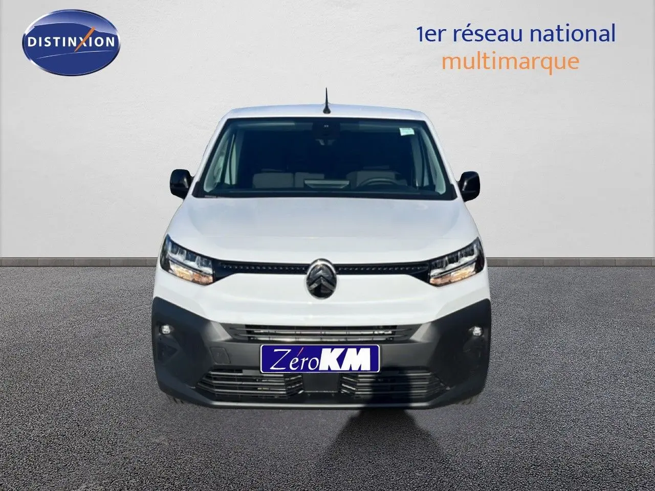 Vue frontale d'un Citroën Berlingo blanc Icy 2025 avec calandre noire et pare-chocs contrasté gris foncé.