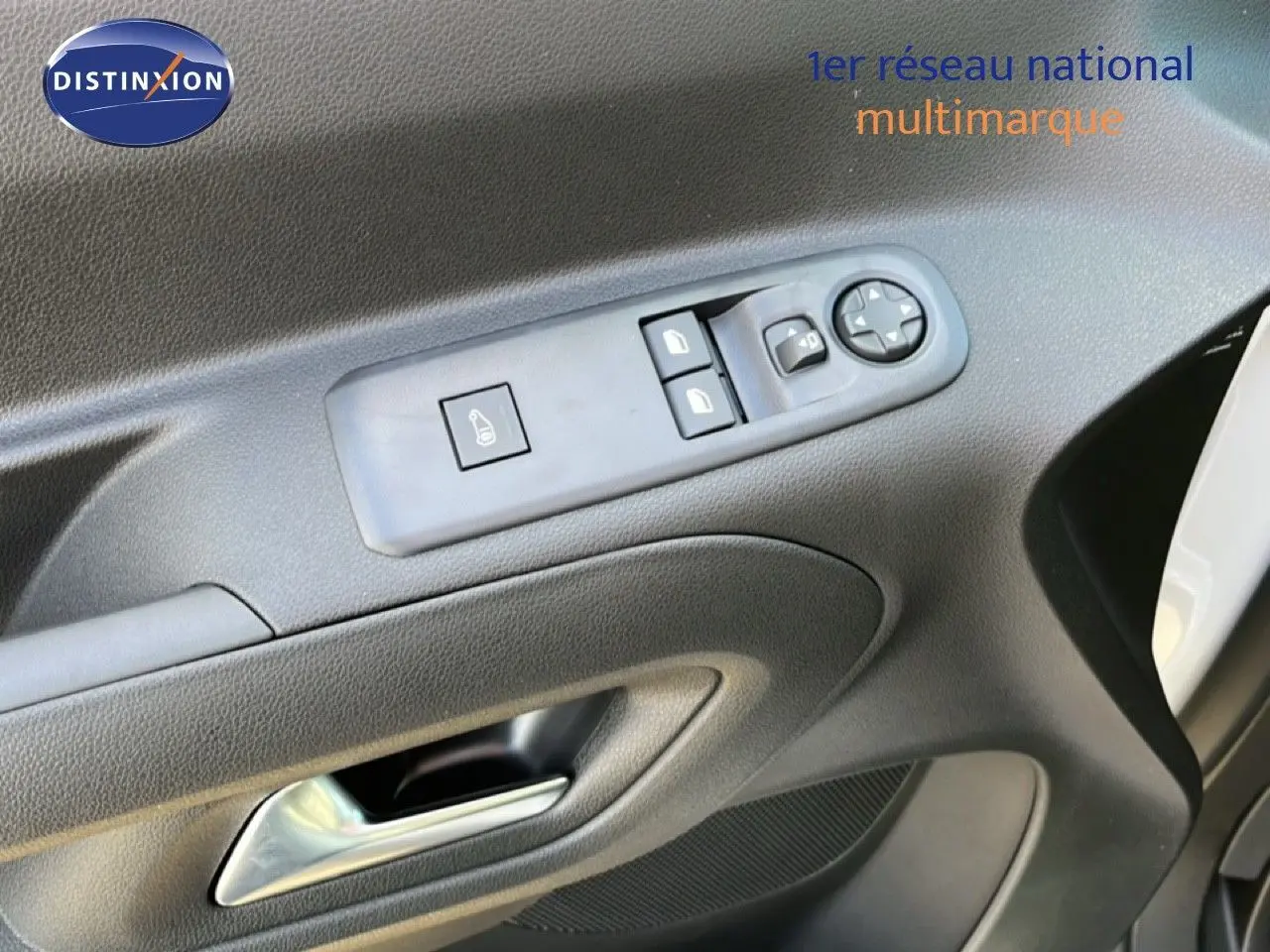 Gros plan sur la porte intérieure côté conducteur du Citroën Berlingo blanc Icy, avec commandes de vitres et rétroviseurs.